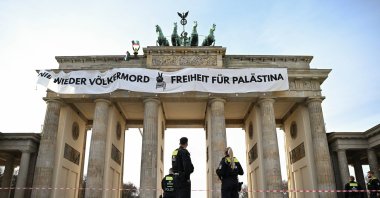 German police officers stand in front of Brandenburg Gate as pro-Palestinian protesters unveil a placard reading, &quot;Never again genocide - Freedom for Palestine” on top of the famous landmark in Berlin, Germany, Nov. 13, 2025. (Reuters Photo)