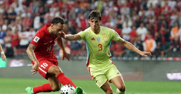 Türkiye&#039;s Hakan Çalhanoğlu (L) in action with Spain&#039;s Robin Le Normand during the World Cup European Qualifiers Group E match at Konya Stadium, Konya, Türkiye, Sept. 7, 2025. (Getty Images Photo)