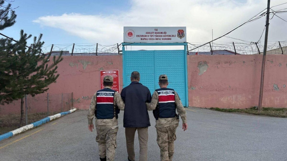 Gendarmerie officers escort a FETÖ convict to prison, Erzurum, eastern Türkiye, Nov. 7, 2025. (AA Photo)
