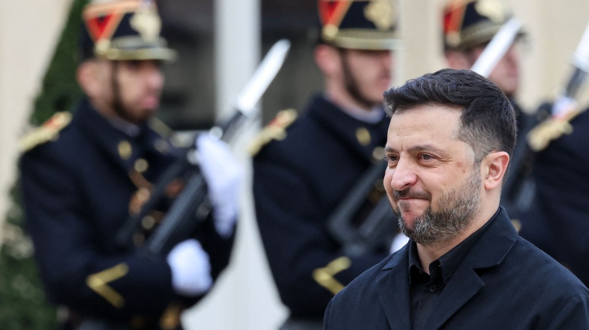 Ukraine's President Volodymyr Zelenskyy arrives for a meeting with French President Emmanuel Macron at the Elysee Palace, Paris, France, Nov. 17, 2025. (AFP Photo)
