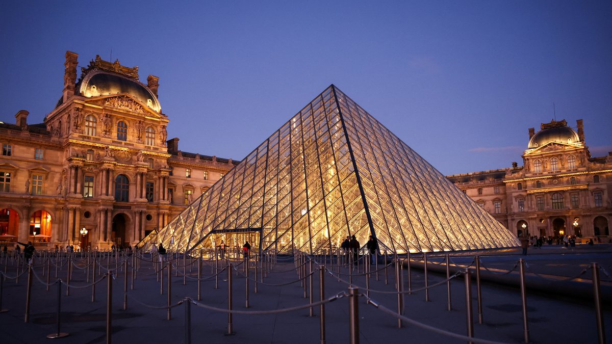 Louvre Museum, after its Campana Gallery, originally built in the 1930s, which displays a collection of Greek vases and houses the museum's office spaces, was shut down due to structural issues, weeks after a daylight heist exposed security flaws, Paris, France, Nov. 17, 2025. (Reuters Photo)