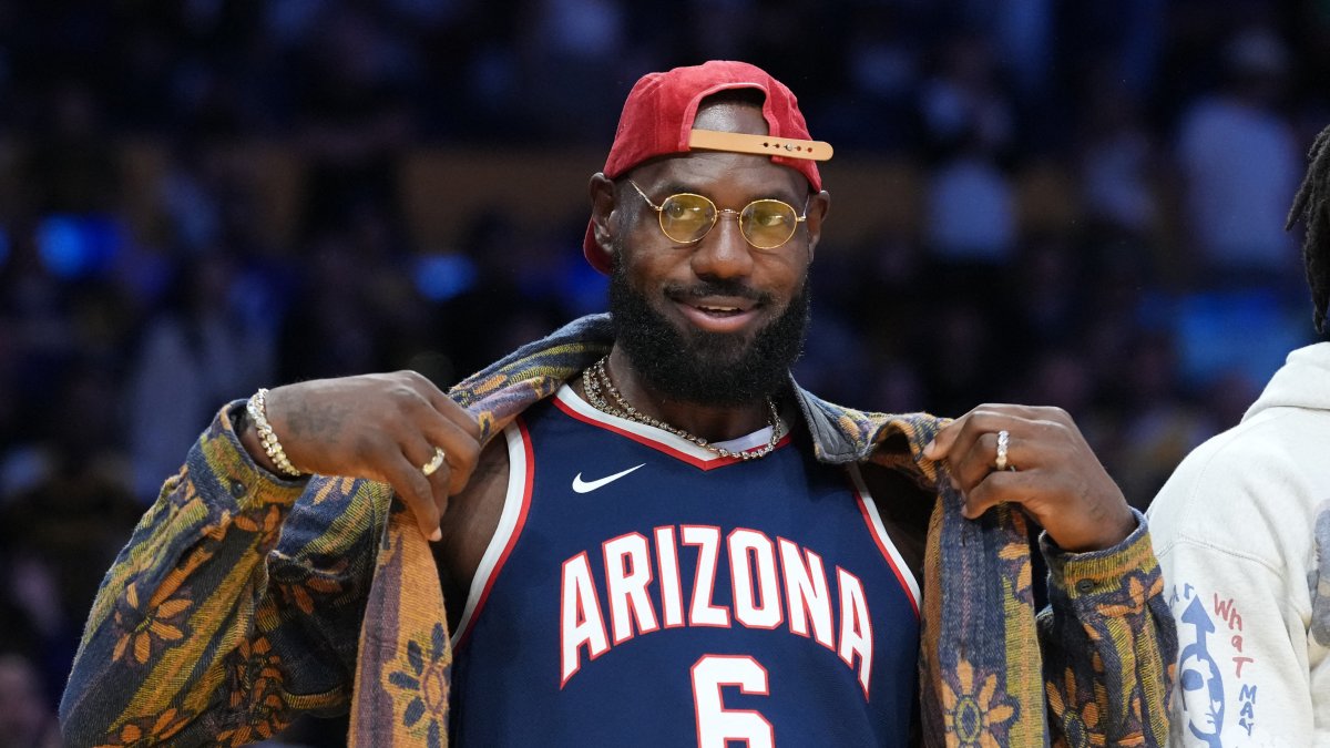 Los Angeles Lakers' LeBron James poses in the Arizona Wildcats jersey of his son, Bryce James, during the game against the Minnesota Timberwolves at Crypto.com Arena, Los Angeles, U.S., Oct. 24, 2025. (Reuters Photo)