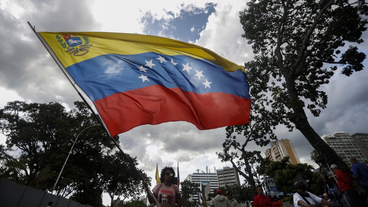 Supporters of President Nicolas Maduro rally in the capital Caracas, Venezuela, Nov. 17, 2025. (AA Photo)