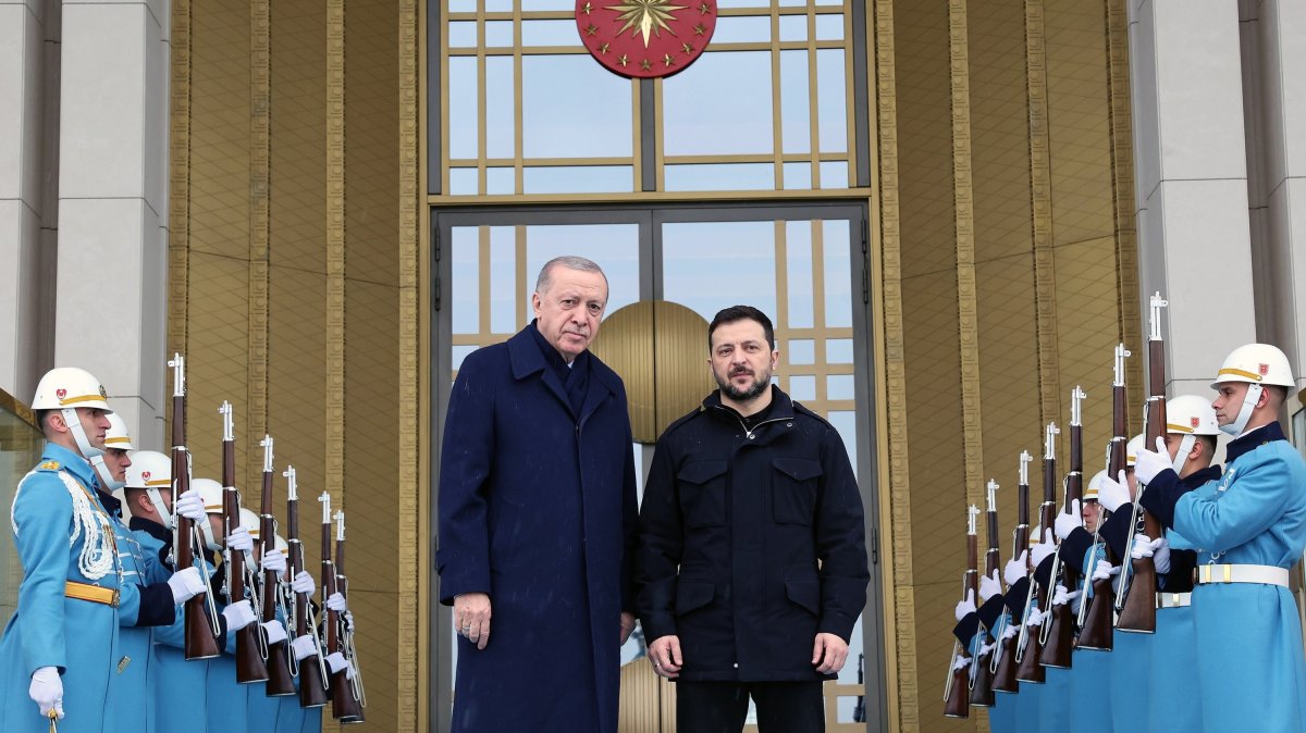 President Recep Tayyip Erdoğan and Ukrainian President Volodymyr Zelenskyy pose for a photograph in Ankara, Türkiye, Feb. 18, 2025. (EPA File Photo)