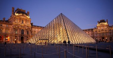 Louvre Museum, after its Campana Gallery, originally built in the 1930s, which displays a collection of Greek vases and houses the museum&#039;s office spaces, was shut down due to structural issues, weeks after a daylight heist exposed security flaws, Paris, France, Nov. 17, 2025. (Reuters Photo)