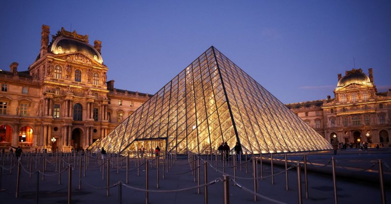 Louvre Museum, after its Campana Gallery, originally built in the 1930s, which displays a collection of Greek vases and houses the museum&#039;s office spaces, was shut down due to structural issues, weeks after a daylight heist exposed security flaws, Paris, France, Nov. 17, 2025. (Reuters Photo)