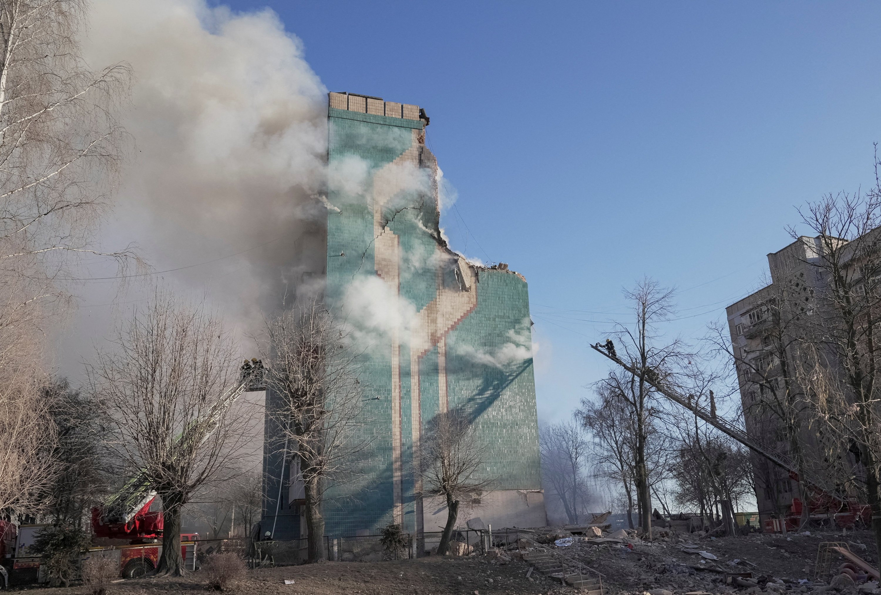 Russian strikes kill 10 as Ukraine attempts to revive peace process