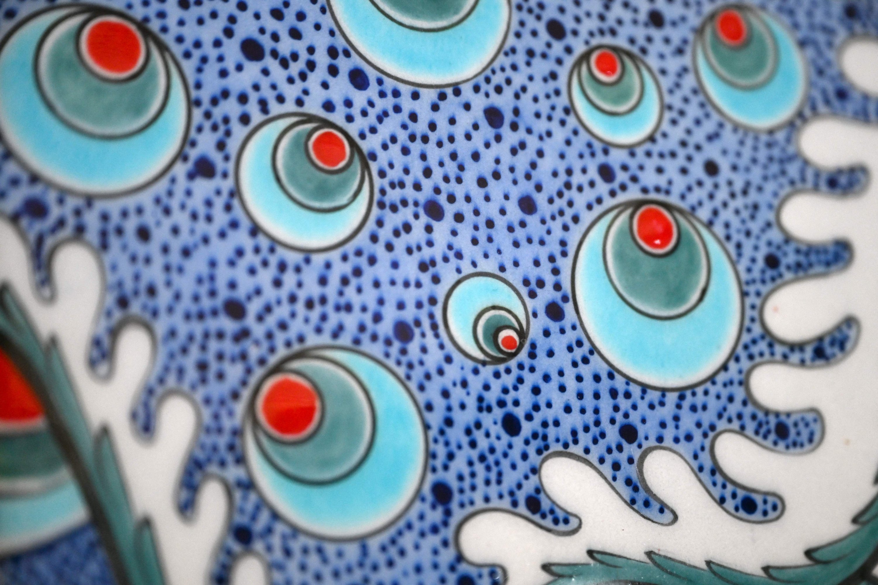 Esta fotografía muestra patrones tradicionales turcos pintados sobre azulejos en Iznik, Bursa, Türkiye, el 14 de octubre de 2025. (Foto AFP)