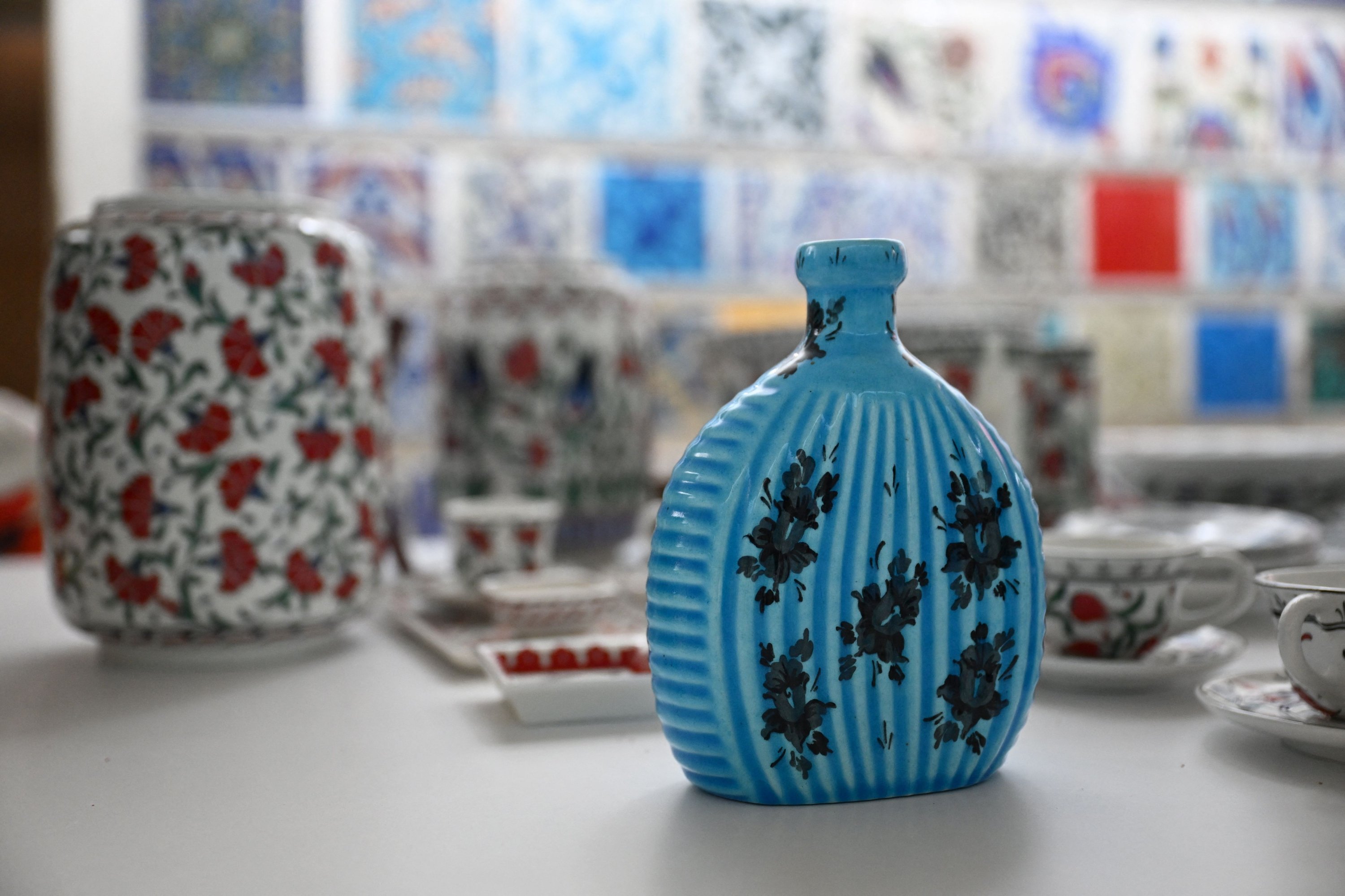 Esta fotografía muestra patrones tradicionales turcos pintados sobre azulejos en Iznik, Bursa, Türkiye, el 14 de octubre de 2025. (Foto AFP)