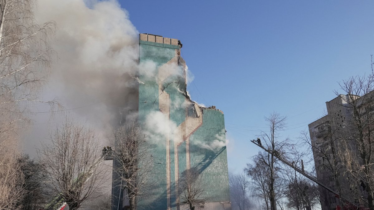 Russian strikes kill 10 as Ukraine attempts to revive peace process