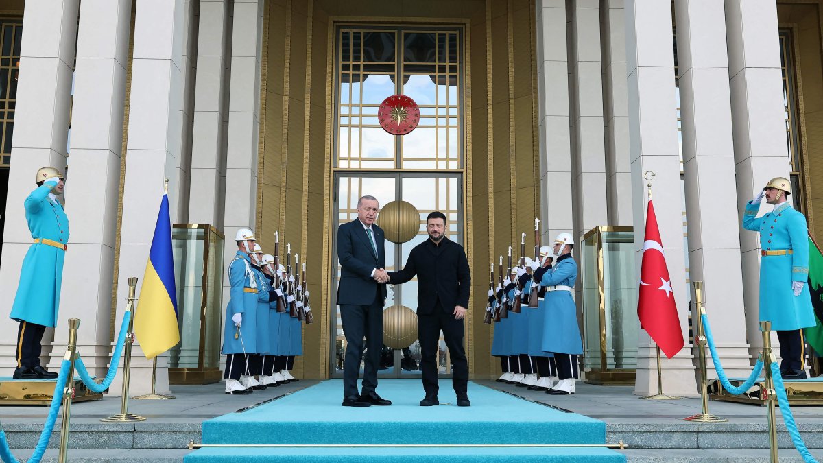 President Recep Tayyip Erdoğan shaking hands with Ukrainian President Volodymyr Zelenskyy during an official welcoming ceremony at the Presidential Complex in Ankara. (Presidential Handout)