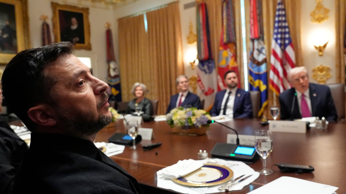President Donald Trump (R) speaks before a lunch with Ukraine's President Volodymyr Zelenskyy (L) in the Cabinet Room of the White House, in Washington D.C., U.S., Oct. 17, 2025. (AP Photo)