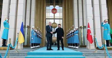 President Recep Tayyip Erdoğan shaking hands with Ukrainian President Volodymyr Zelenskyy during an official welcoming ceremony at the Presidential Complex in Ankara. (Presidential Handout)