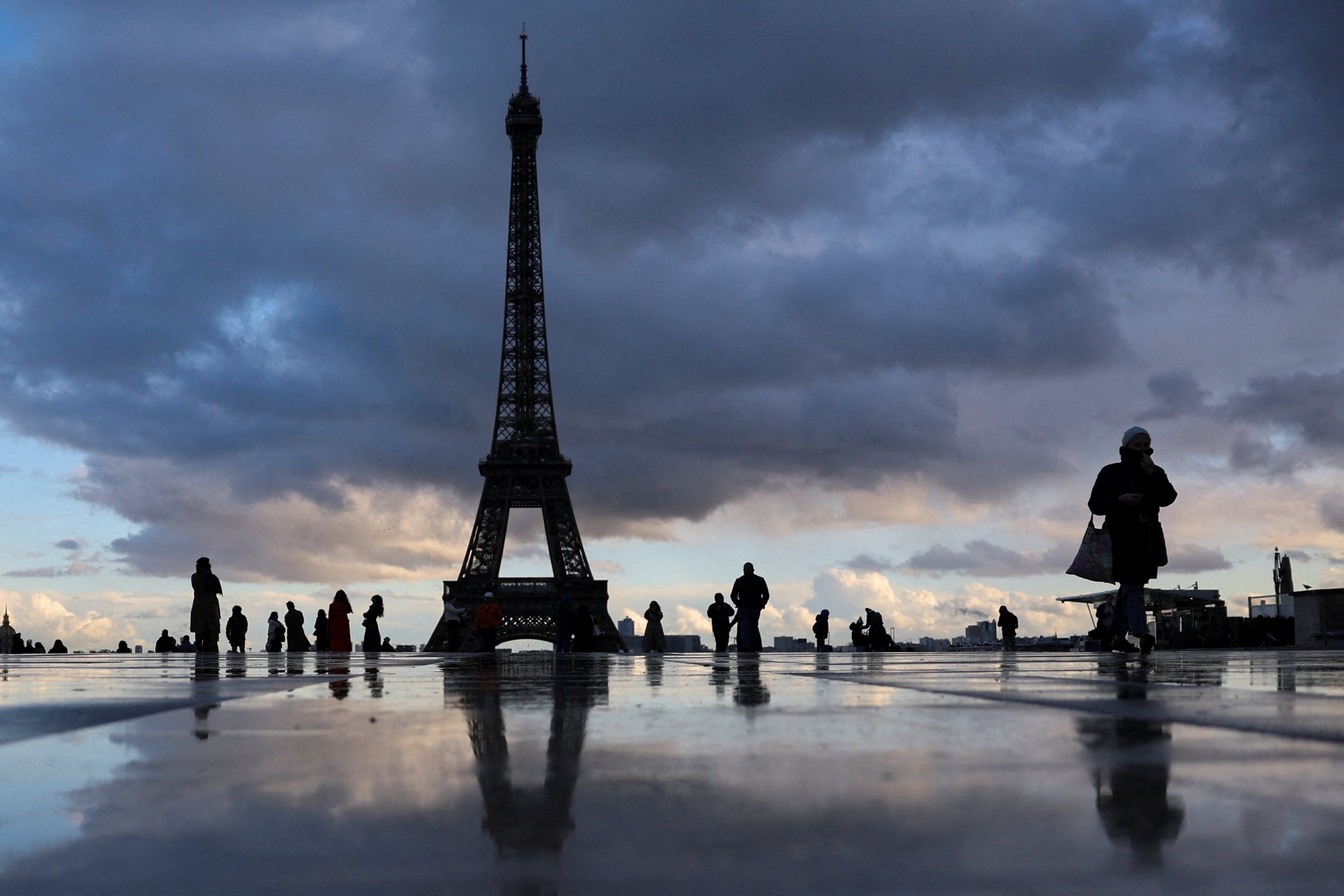 Power outage halts parts of Paris transit network