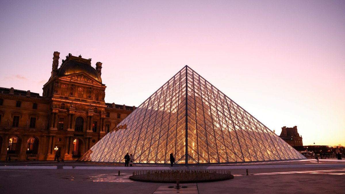 The Louvre Museum, after its Campana Gallery, originally built in the 1930s, which displays a collection of Greek vases and houses the museum's office spaces, was shut down due to structural issues, weeks after a daylight heist exposed security flaws, Paris, France, Nov. 17, 2025. (Reuters Photo)