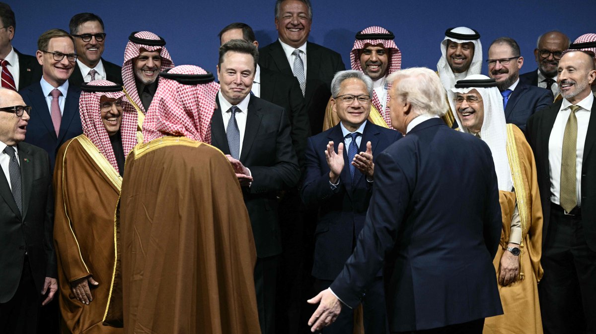 U.S. President Donald Trump (R), Saudi Crown Prince Mohammed bin Salman (L) and other attendees arrive for a family picture the U.S.-Saudi Investment Forum, Washington, U.S., Nov. 19, 2025. (AFP Photo)