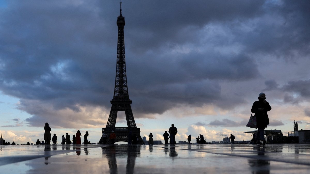 Tourists walk around Trocadero Square near the Eiffel Tower on a cold day in Paris, France, Nov. 19, 2025. (Reuters Photo)