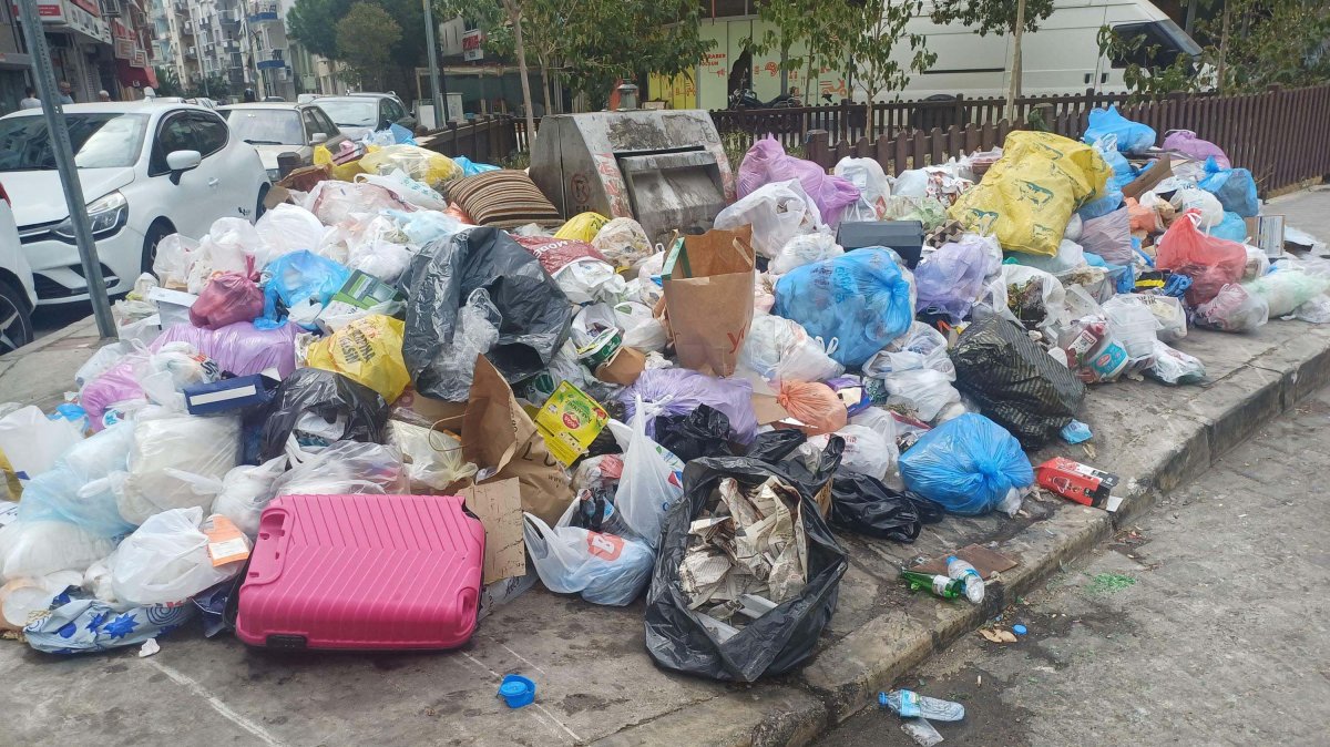 Garbage piles up on the streets amid waste management issues in Izmir, western Türkiye, Nov. 20, 2025. (DHA Photo)