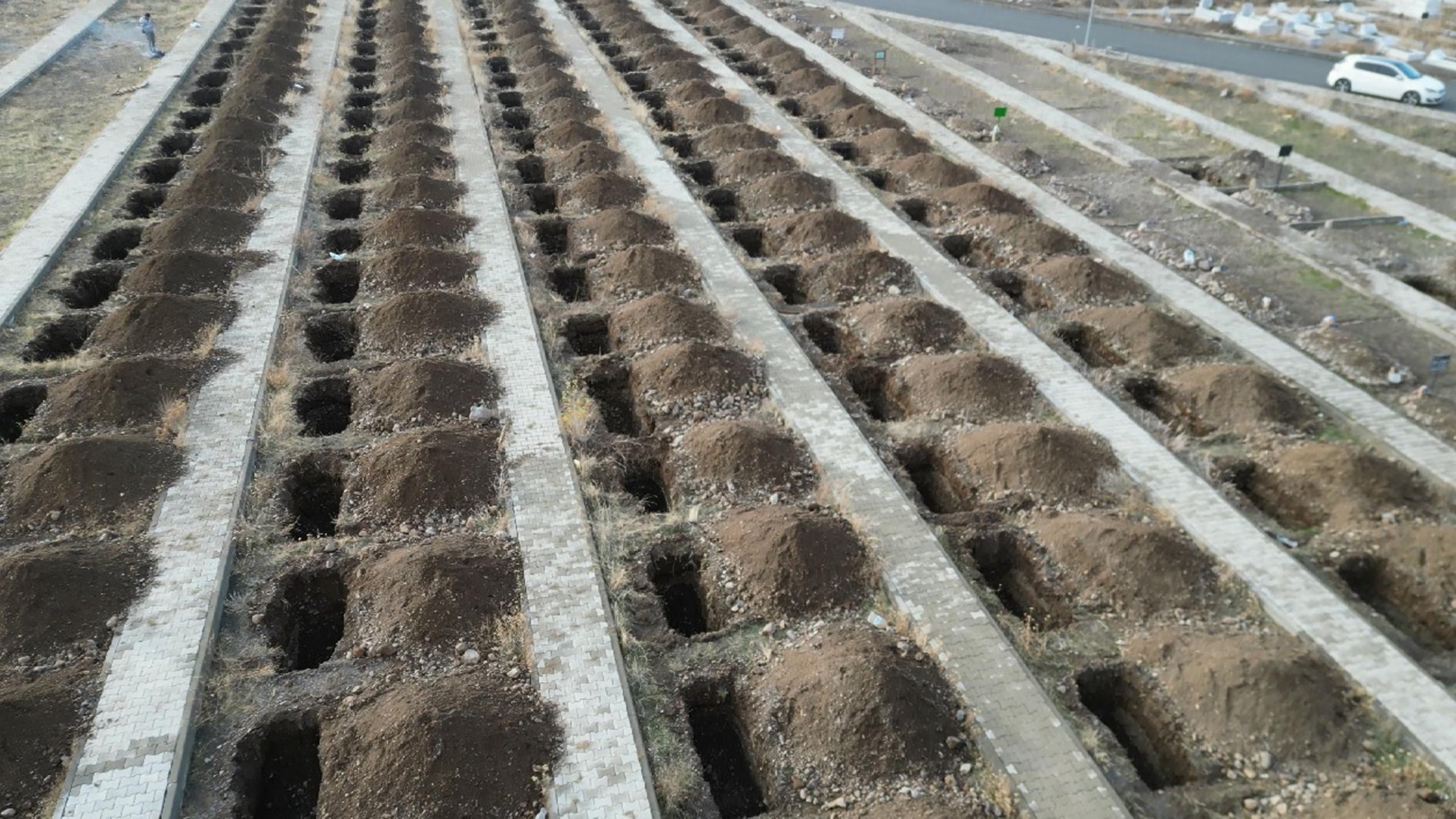 Prepared graves are ready for winter burials at Asri Cemetery in Erzurum, eastern Türkiye, Nov. 20, 2025. (DHA Photo)