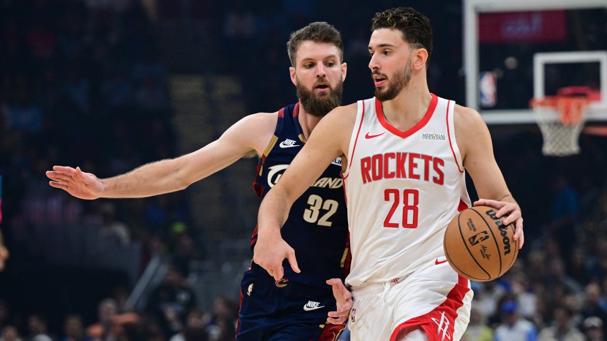 Houston Rockets' Alperen Şengün (R) dribbles up court against Cleveland Cavaliers' Dean Wade during the first half at Rocket Arena, Cleveland, U.S., Nov. 19, 2025. (Reuters Photo)