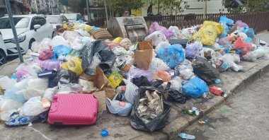 Garbage piles up on the streets amid waste management issues in Izmir, western Türkiye, Nov. 20, 2025. (DHA Photo)