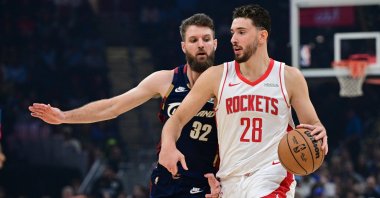 Houston Rockets&#039; Alperen Şengün (R) dribbles up court against Cleveland Cavaliers&#039; Dean Wade during the first half at Rocket Arena, Cleveland, U.S., Nov. 19, 2025. (Reuters Photo)
