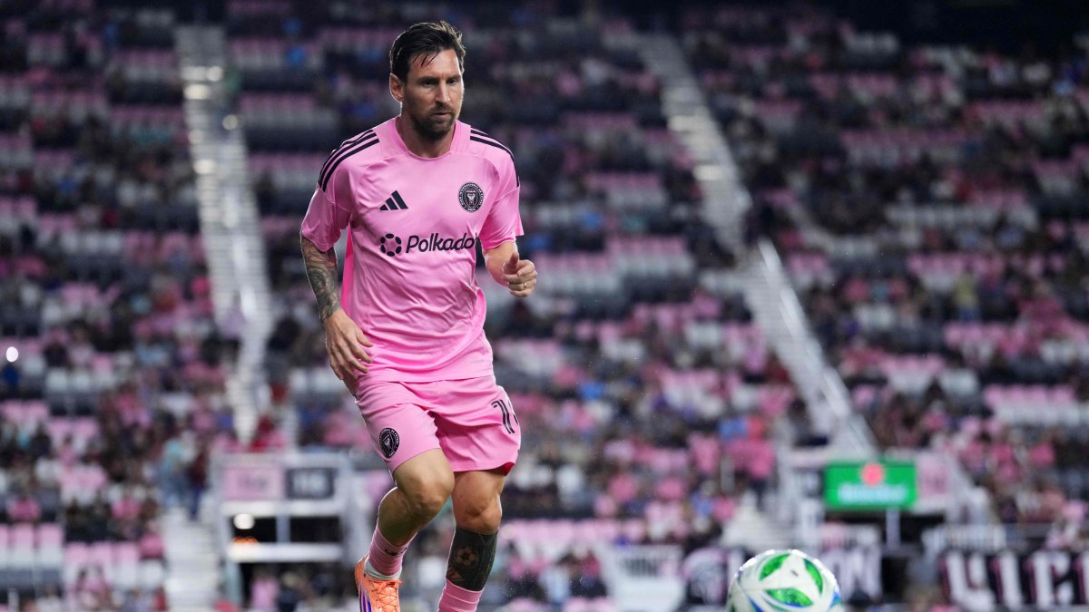 Inter Miami's Lionel Messi warms up prior to the 2025 MLS Cup Playoff match against Nashville SC at Chase Stadium, Fort Lauderdale, U.S., Nov. 8, 2025. (AFP Photo)