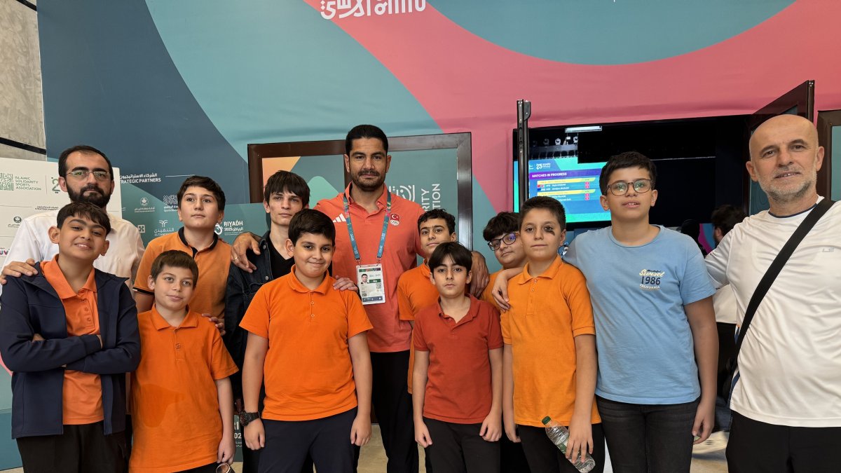 Turkish Wrestling Federation President Taha Akgül (C) poses for a photo with Team Türkiye at the 6th Islamic Solidarity Games, Riyadh, Saudi Arabia, Nov. 20, 2025. (AA Photo)