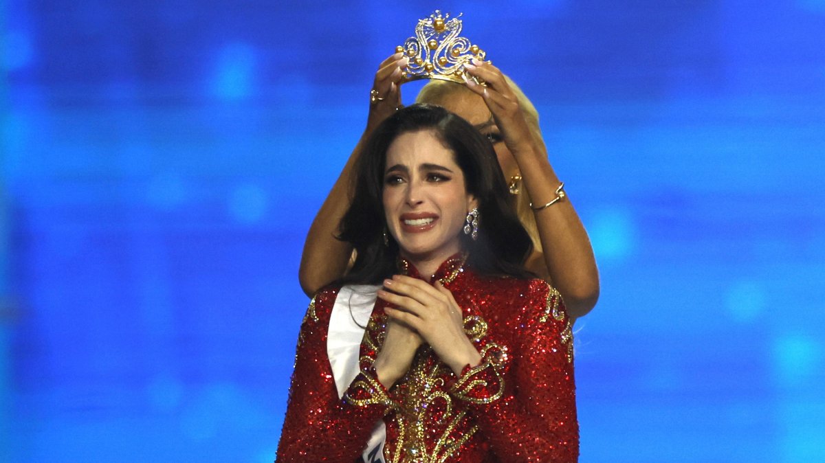 Miss Mexico crowned Miss Universe after director insult drama