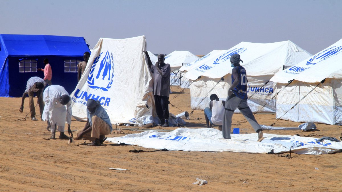 Sudanese volunteers prepare tents for those who fled El-Fasher at the Al-Afad camp for displaced people in the town of Al-Dabba, Sudan, Nov. 20, 2025. (AFP Photo)