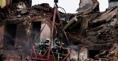 Emergency responders retrieve the bodies of residents who were killed when a Russian missile hit an apartment building on Wednesday, amid Russia&#039;s attack on Ukraine, Ternopil, Ukraine, Nov. 21, 2025. (Reuters Photo)