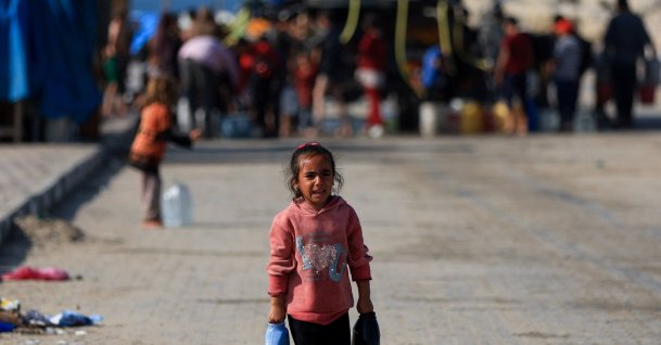 A Palestinian child carries water containers, amid the Gaza cease-fire, Gaza City, Palestine, Nov. 19, 2025. (Reuters Photo)