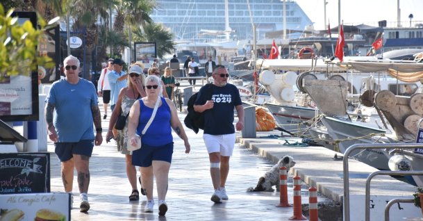 Tourists walk along a coast in the southwestern resort town of Bodrum, Muğla province, Türkiye, Nov. 2, 2025. (AA Photo)