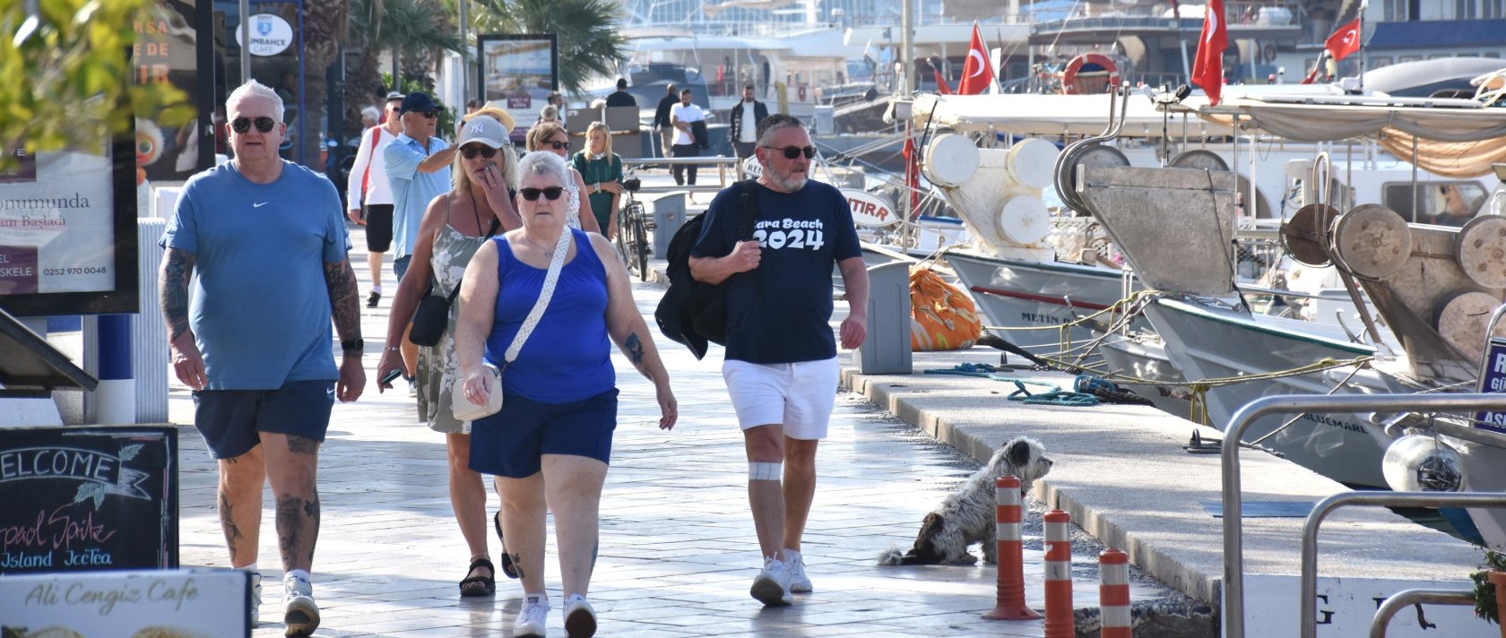 Tourists walk along a coast in the southwestern resort town of Bodrum, Muğla province, Türkiye, Nov. 2, 2025. (AA Photo)