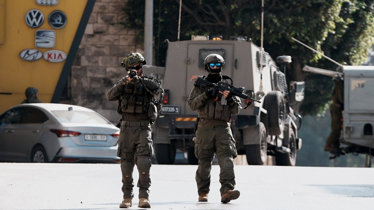 Israeli forces detain 10 Palestinians in overnight West Bank raids