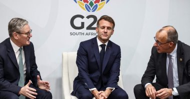 Britain&#039;s Prime Minister Keir Starmer (L), France’s President Emmanuel Macron (C) and German Chancellor Friedrich Merz (R) react during a trilateral meeting at the G20 Leaders&#039; Summit at the Nasrec Expo Centre in Johannesburg, South Africa, Nov. 22, 2025. (AFP Photo)