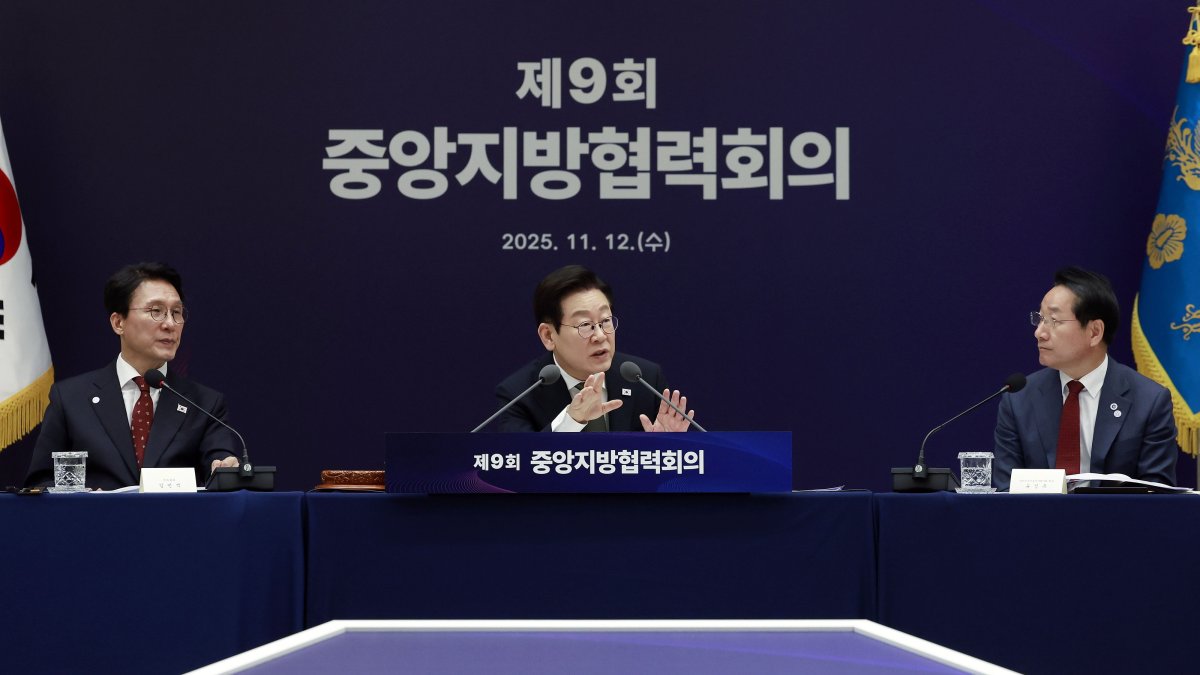 South Korean President Lee Jae-myung (C) speaks during a meeting to enhance cooperation between the central government and local governments, Seoul, South Korea, Nov. 12, 2025. (EPA Photo)
