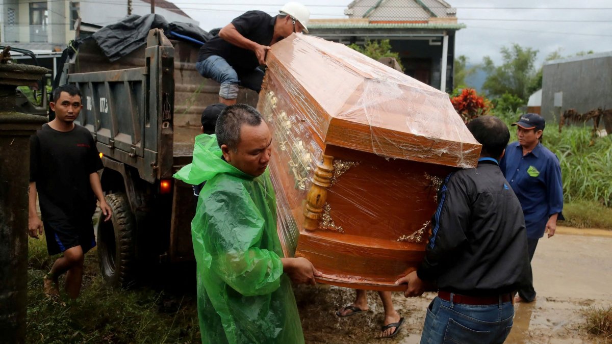 Men unload a coffin from a truck ahead of a funeral for a person who died in the floods in Hoa Thinh commune, Dak Lak province, central Vietnam, Nov. 22, 2025. (AFP Photo)