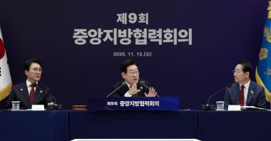 South Korean President Lee Jae-myung (C) speaks during a meeting to enhance cooperation between the central government and local governments, Seoul, South Korea, Nov. 12, 2025.  (EPA Photo)