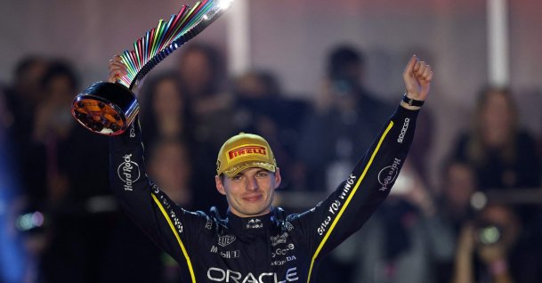 Red Bull&#039;s Max Verstappen lifts his trophy after winning the Las Vegas GP, in Las Vegas, Nevada, U.S., Nov. 22, 2025. (AFP Photo)