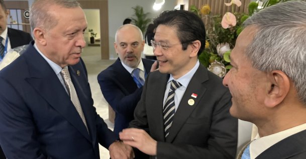 President Recep Tayyip Erdoğan meets with Singaporean Prime Minister Lawrence Wong at the G-20 Leaders’ Summit in Johannesburg, South Africa, Nov. 23, 2025. (IHA Photo)