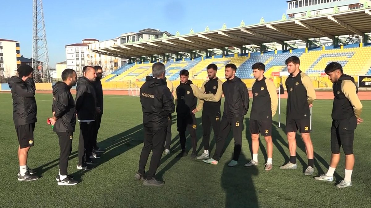 Ağrı 1970 Spor players and technical team during a training session, Ağrı, Türkiye, Nov. 23, 2025. (IHA Photo)