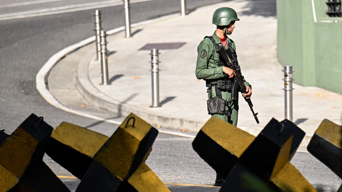 A Venezuelan army soldier guards a street, Caracas, Venezuela, Nov. 13, 2025. (AFP Photo)