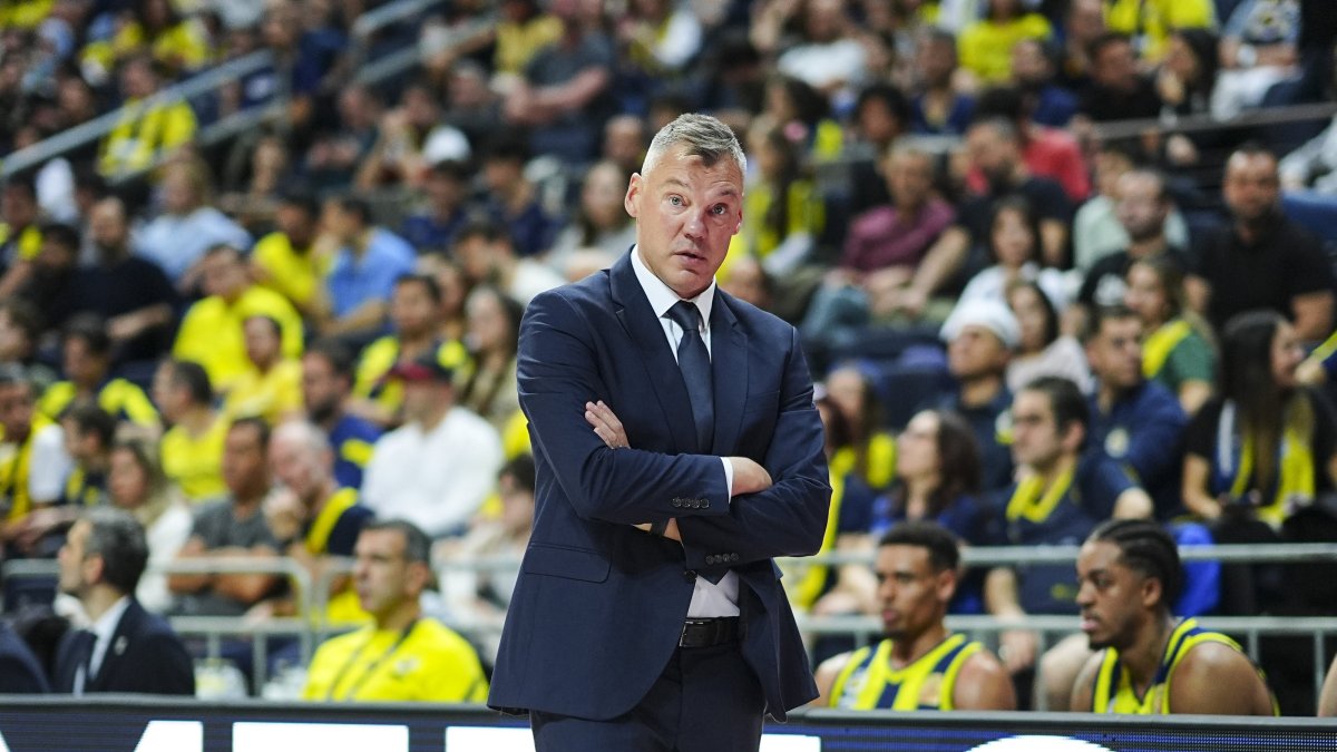 Fenerbahçe Beko head coach Sarunas Jasikevicius reacts during the Türkiye Sigorta Basketball Süper Lig match against Bursaspor at Ülker Arena, Istanbul, Türkiye, Nov. 23, 2025. (AA Photo)
