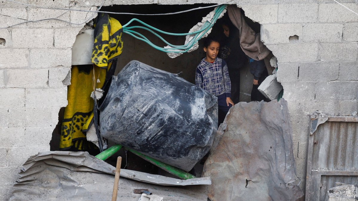 Palestinians inspect the site of Saturday's Israeli strike in the Central Gaza Strip, Palestine, Nov. 23, 2025. (Reuters Photo)