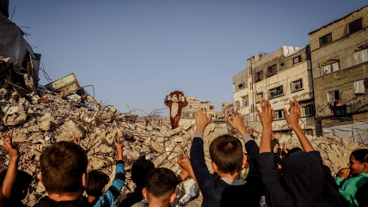 Palestinian youth bring smiles to children amid Gaza bombardments