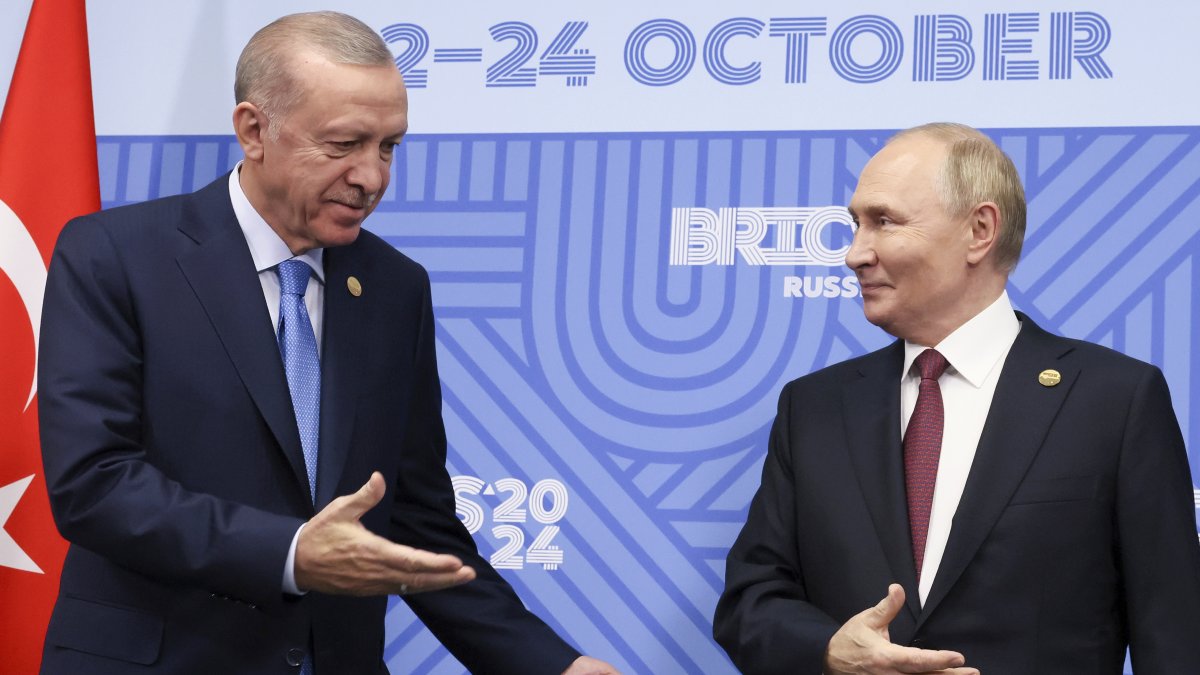 Russian President Vladimir Putin (R) meets President Recep Tayyip Erdoğan on the sidelines of the BRICS summit, Kazan, Russia, Oct. 23, 2024. (AP Photo)