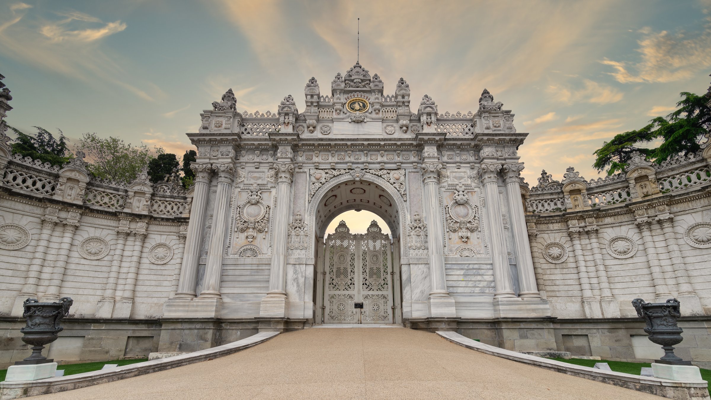 A closed gate at Dolmabahçe Palace, Istanbul, Türkiye. (Shutterstock Photo)