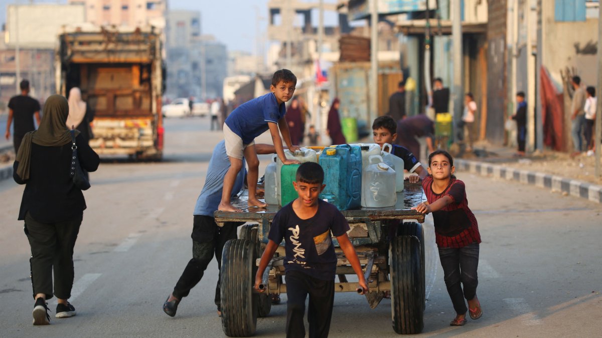 Israel only lets 1/3 of aid trucks into Gaza in violation of cease-fire