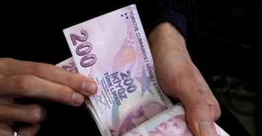 A merchant counts Turkish lira banknotes at the Grand Bazaar, Istanbul, Türkiye, March 29, 2019. (Reuters Photo)